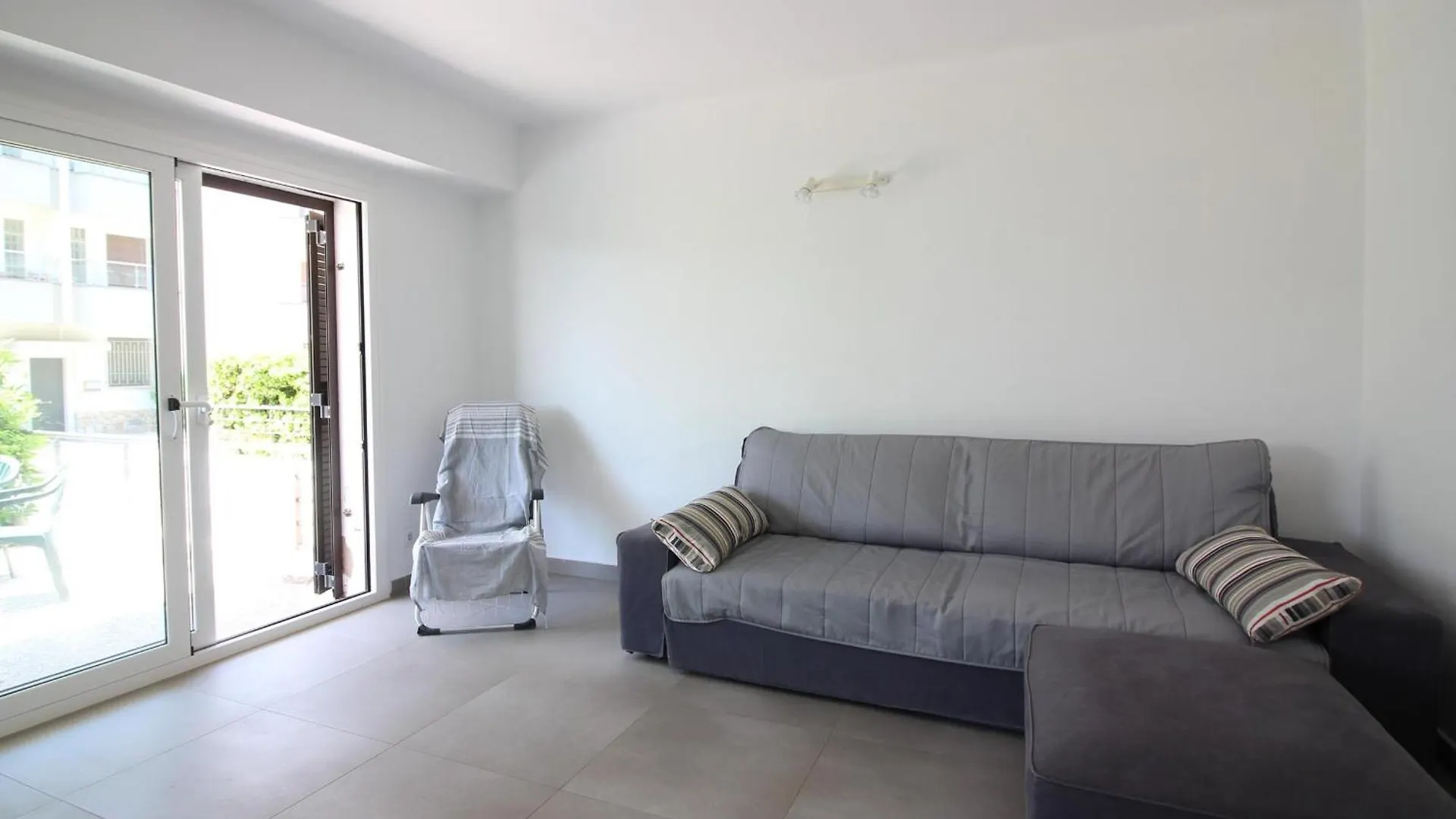 Apartamento Renovado A 20M De La Playa En Roses Con Terraza Y Parking - Es-228-124 스페인