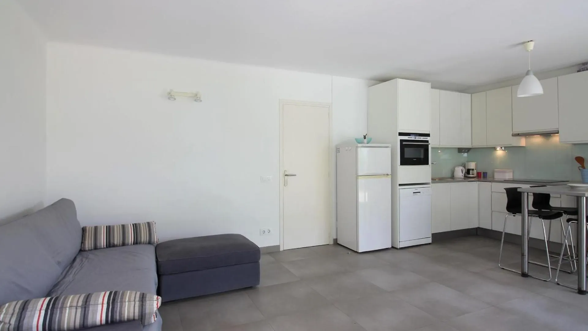 Apartamento Renovado A 20M De La Playa En Roses Con Terraza Y Parking - Es-228-124 0*,  스페인