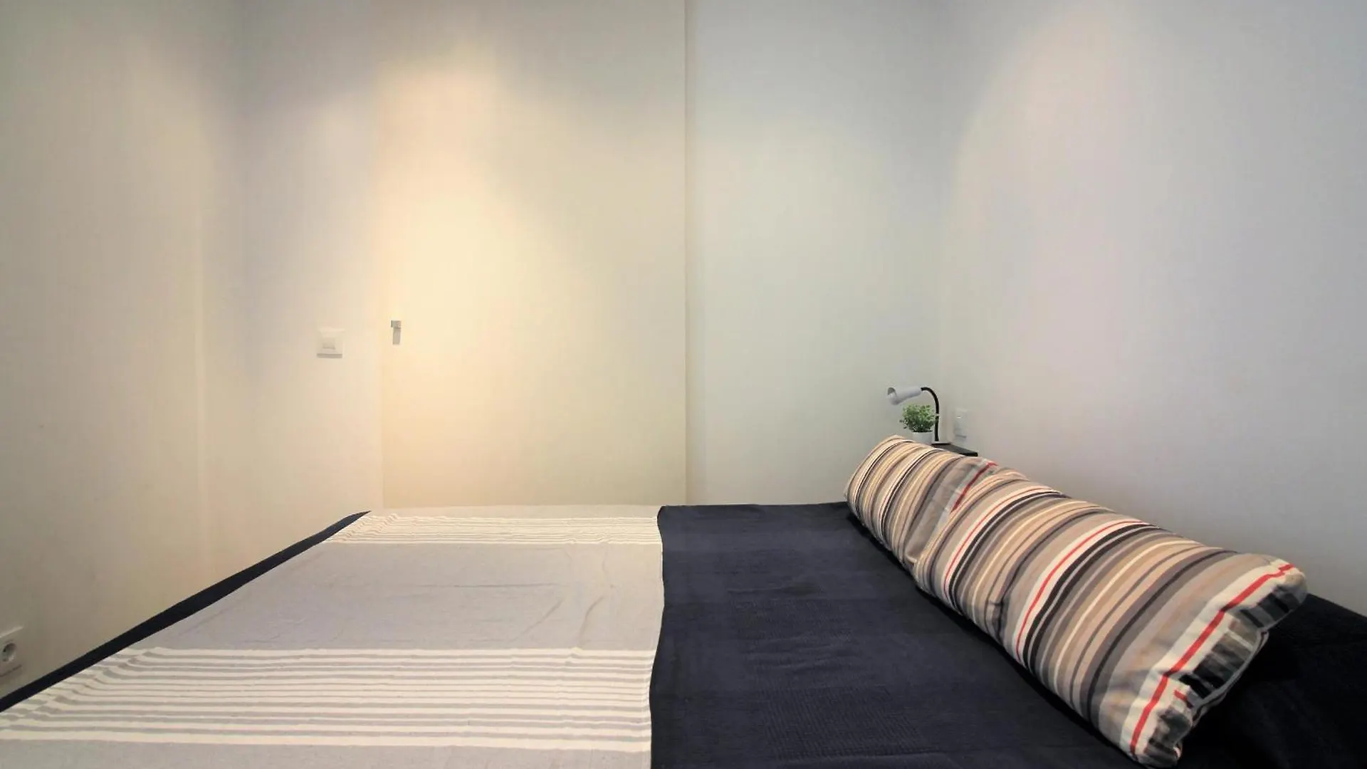 Apartamento Renovado A 20M De La Playa En Roses Con Terraza Y Parking - Es-228-124